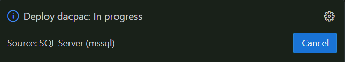 Skærmbillede fra Visual Studio Code viser Deploy dacpac: Underretning i gang.
