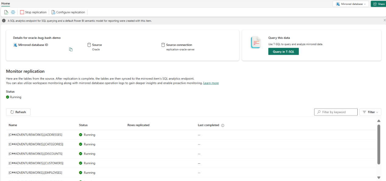 Skærmbillede af grænsefladen, der viser Rows Replicated-status og data synlige i data warehouse-visningen efter spejloprettelse.