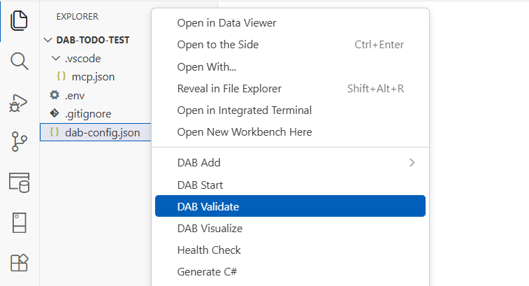 Screenshot des ausgeführten Befehls *DAB Überprüfen* und der Validierungsausgabe in Visual Studio Code.