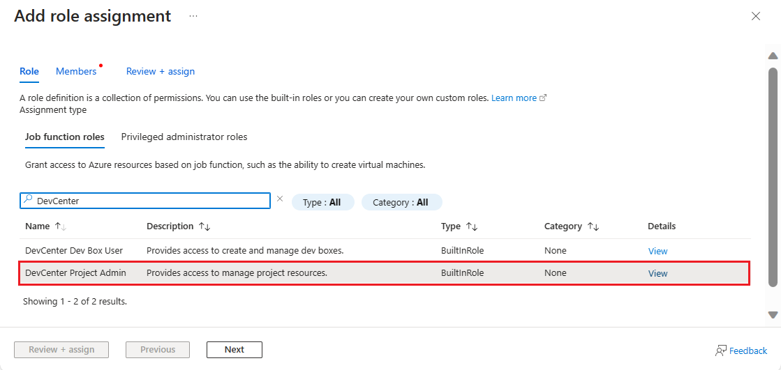 Recorte de pantalla del panel Agregar asignación de roles con el rol Administrador de proyectos de DevCenter seleccionado en Azure Portal.