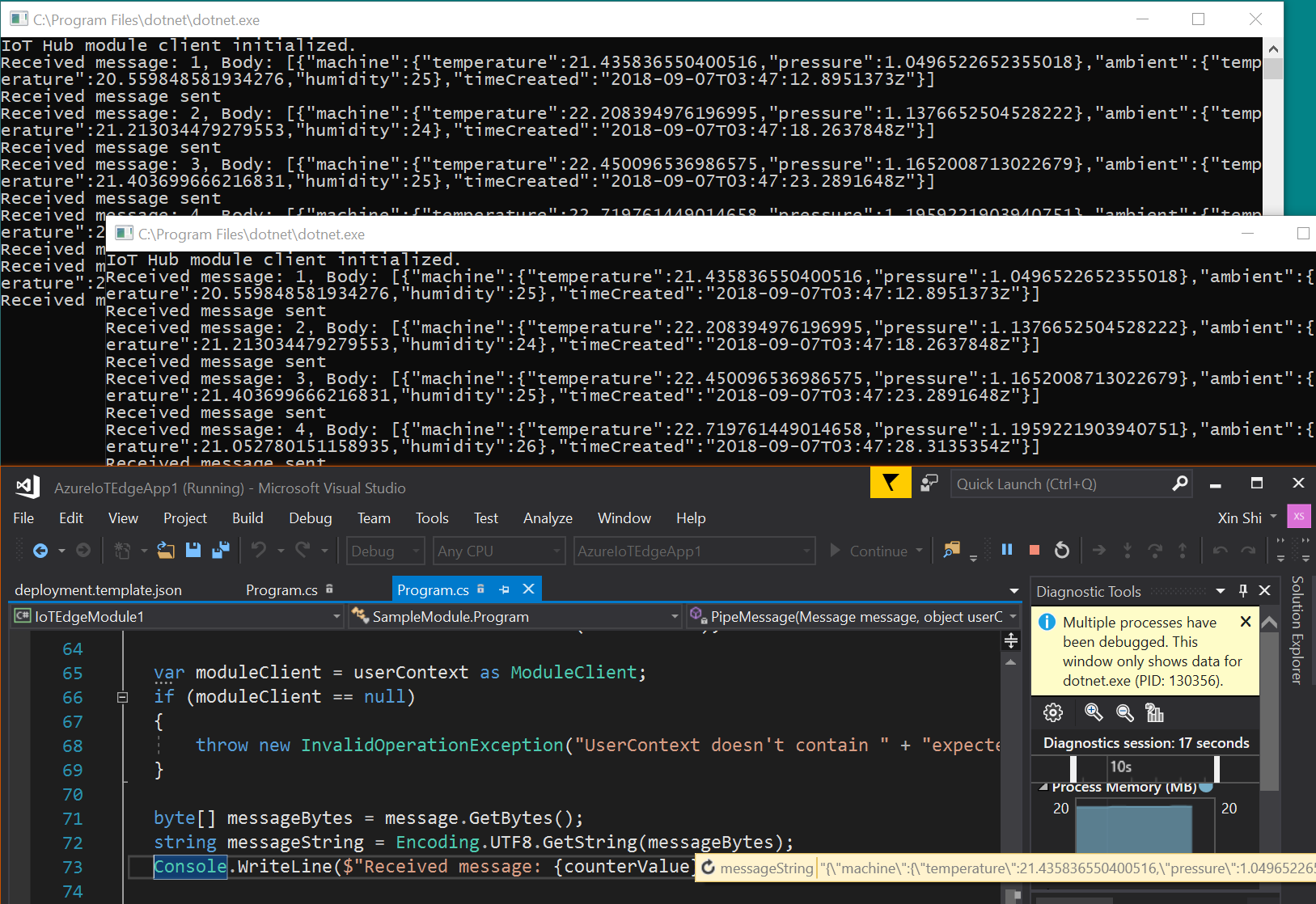 Screenshot de Visual Studio avec deux consoles de sortie.