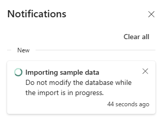 Capture d’écran de la fenêtre notifications, indiquant que des exemples de données sont actuellement importés.