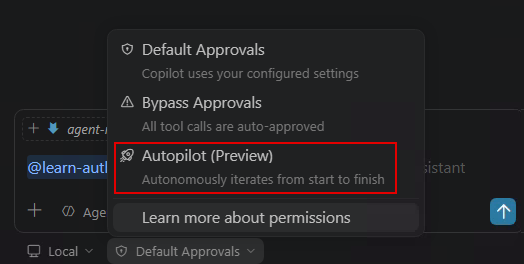 Schermata di GitHub Copilot for Azure con una risposta in modalità agente in Visual Studio Code e l'approvazione di Autopilot visualizzata.