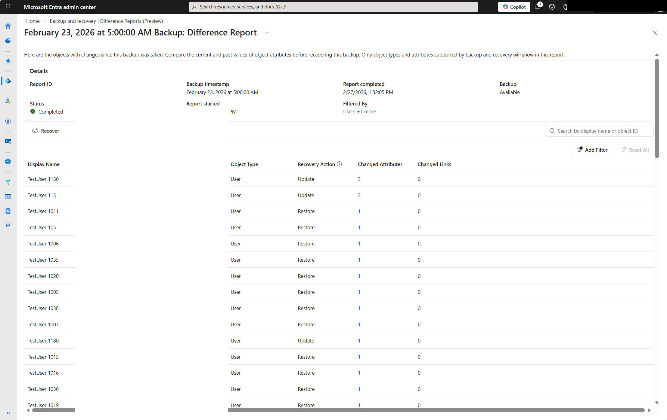 Screenshot di una pagina dei dettagli del report di differenza che mostra gli oggetti utente con azioni di ripristino e attributi modificati.