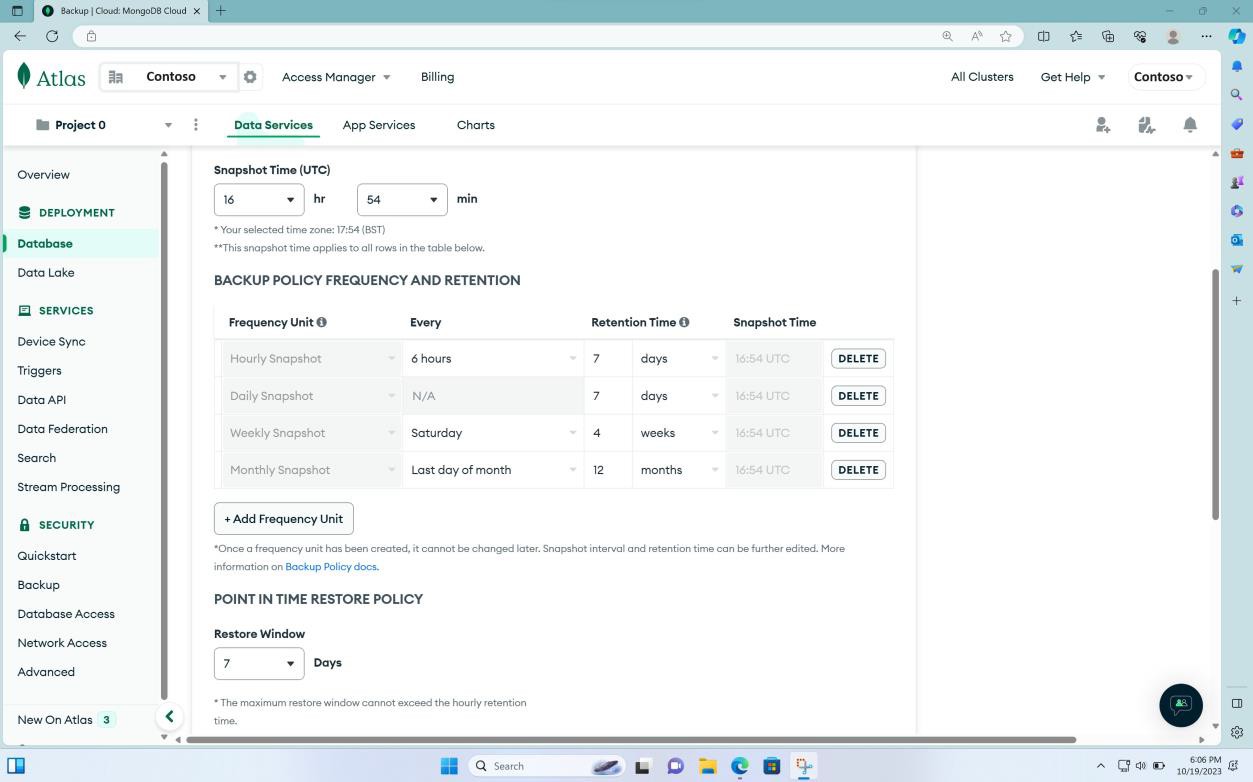 Pagina Di MongoDB Cloud Backup Data Services con tempo di snapshot, frequenza dei criteri di backup e conservazione, impostazioni di ripristino temporizzato.