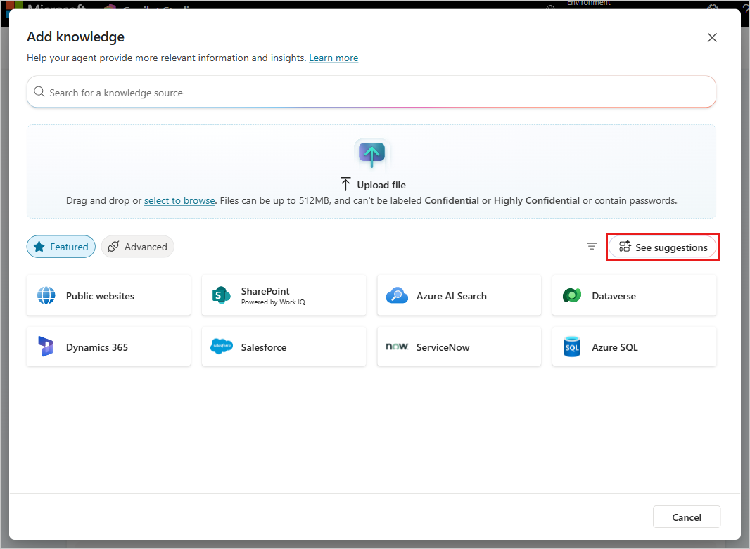 La finestra di dialogo Aggiungi conoscenza che mostra opzioni di sorgente di conoscenza inclusi siti pubblici, SharePoint, Azure AI Search, Dataverse, Dynamics 365, Salesforce, ServiceNow e Azure SQL.