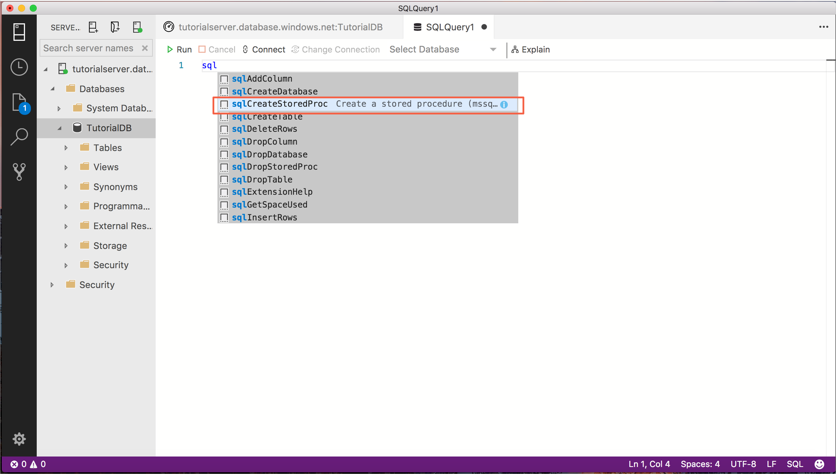 Screenshot che mostra l'editor di query con sql scritto nell'editor e l'opzione sqlCreateStoredProcedure richiamata.