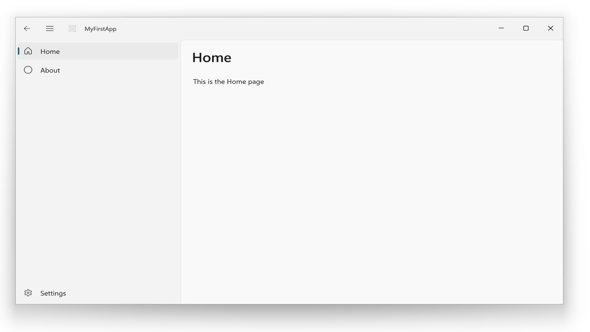 Schermata di MyFirstApp in esecuzione — una finestra WinUI 3 con un NavigationView che mostra gli elementi Home, About e Settings, con la pagina Home selezionata che visualizza 'Questa è la pagina Home'.