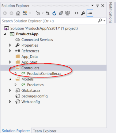 Schermopname van de menuopties van Solution Explorer, die de zojuist gemaakte optie 'products controller dot C S' in de map controllers omcirkelt.