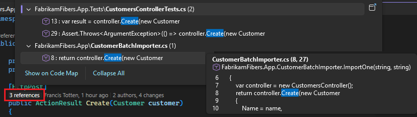Captura de tela dos indicadores do CodeLens no editor de código do Visual Studio.