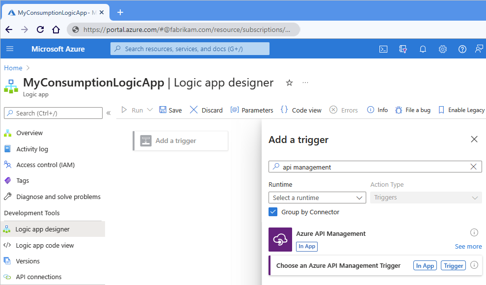 A captura de ecrã mostra o portal do Azure, o editor de fluxo de trabalho de Consumo e a identificação de um gatilho de Gestão de API.