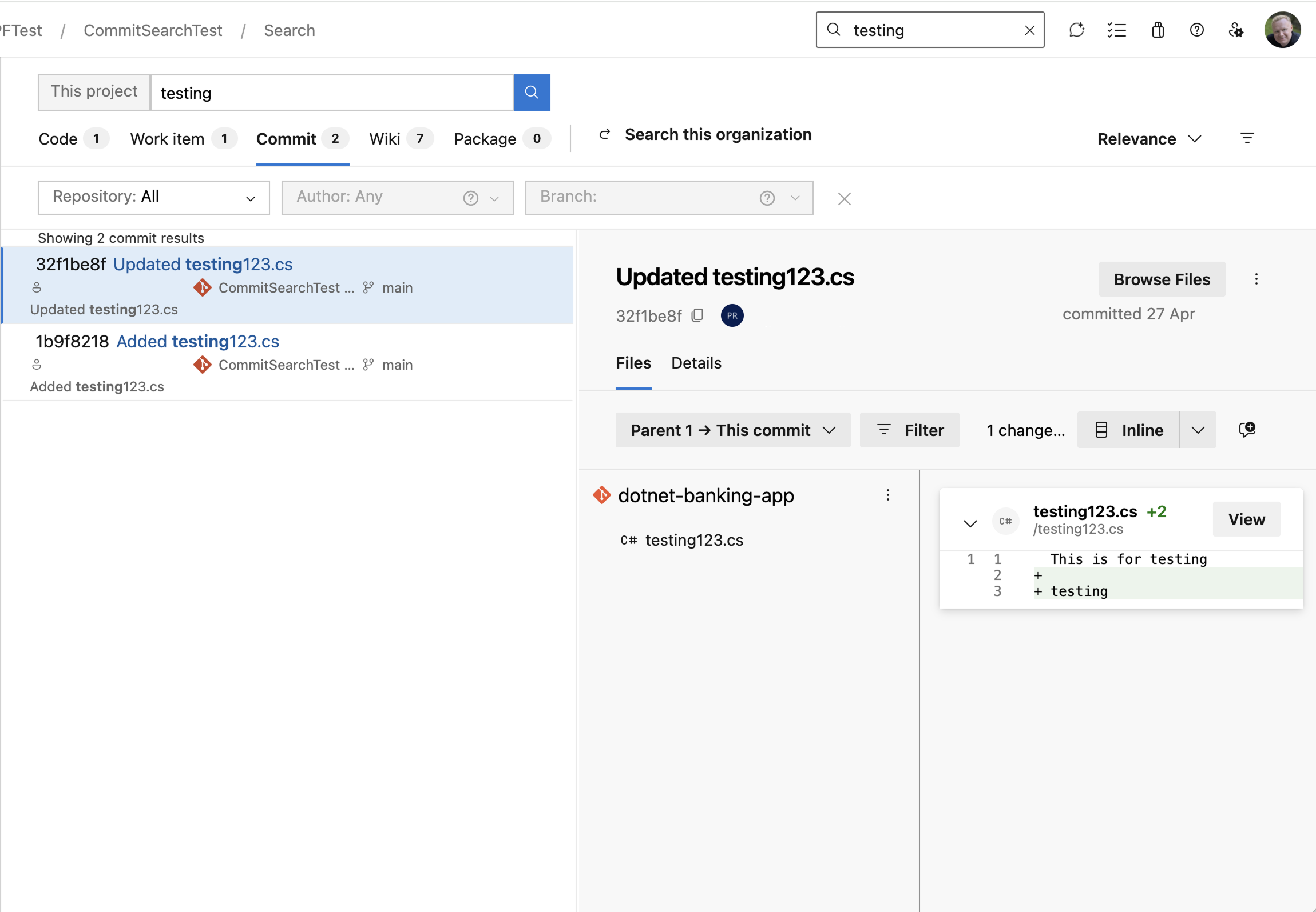 Captura de ecrã da página de resultados de pesquisa do commit no Azure DevOps, mostrando o separador Commit selecionado, os commits correspondentes na lista de resultados, os filtros Repositório, Autor e Branch, o controlo de ordenação e o painel de detalhes do commit.
