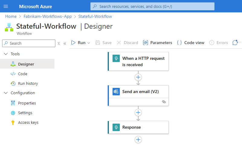 A captura de ecrã mostra a aplicação lógica implantada a partir do Visual Studio Code e a interface de design com o fluxo de trabalho criado anteriormente.