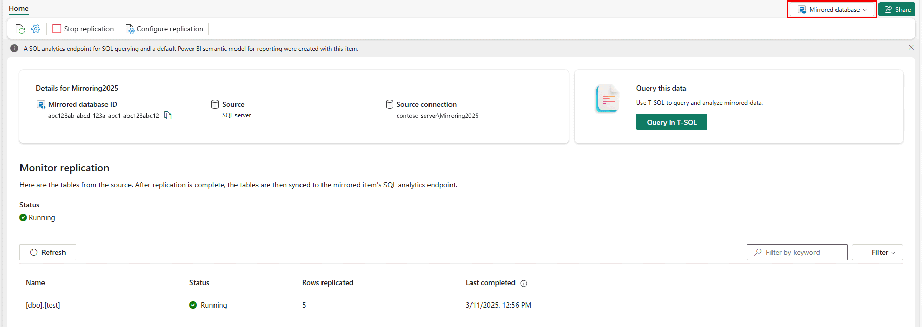 Captura de ecrã do portal Fabric mostrando o estado de replicação do Monitor da nova base de dados de SQL Server espelhada.