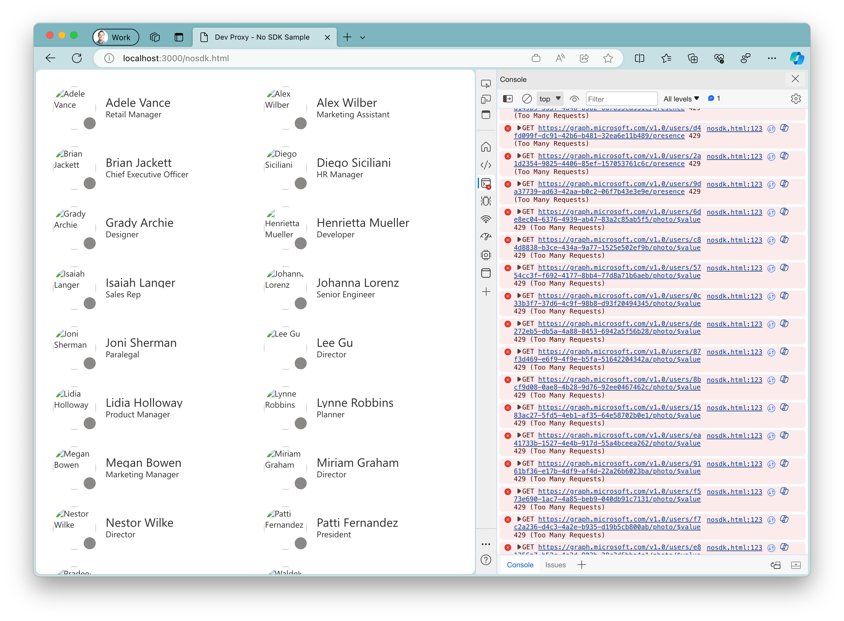 Captura de ecrã da aplicação de exemplo em execução no Microsoft Edge. Os avatares dos usuários não são mostrados no aplicativo. As Ferramentas de Desenvolvimento do Microsoft Edge estão abertas ao lado com erros mostrados no log do console.