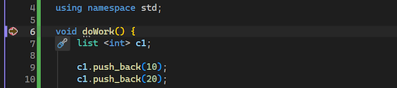 Captura de ecrã que mostra o depurador pausado num ponto de interrupção definido em Visual Studio.