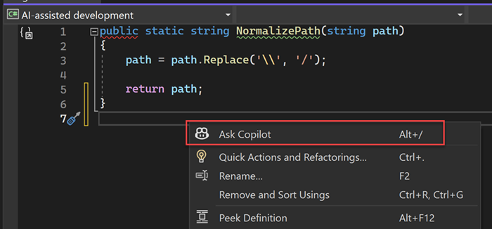 Captura de ecrã de como ativar o chat inline no editor a partir do menu contextual.