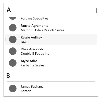 Captura de ecrã de uma vista de lista de dados agrupados por ordem alfabética.